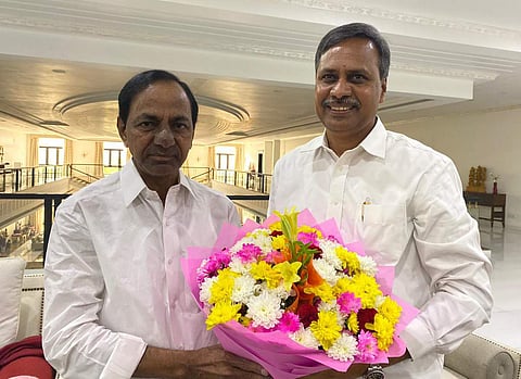 Palla Rajeswara Reddy meets CM K Chandrasekhar Rao after being named as chairman of Farmers Coordination Committee, at Pragathi Bhavan on Saturday. (Photo | EPS)