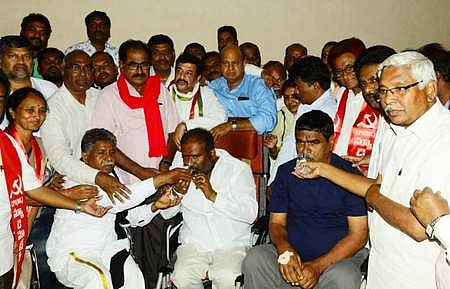 RTC JAC leaders Ashwathama Reddy and Raji Reddy ending their hunger strike in Hyderabad on Monday