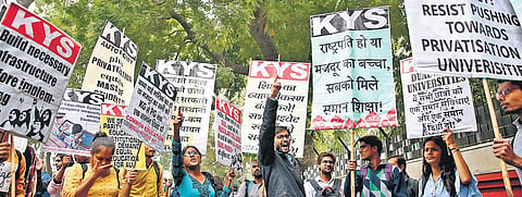 Students protesting against the hike of hostel and mess fees at JNU. The protesters gathered at Mandi House and marched towards Parliament. (Photo | Shekhar Yadav, EPS)