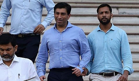 Madhya Pradesh CM Kamal Nath's nephew Ratul Puri (centre) leaves Enforcement Directorate office after being arrested in connection with a Rs 354 crore bank loan fraud case in New Delhi. (Photo | EPS)