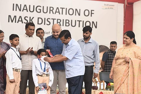 Delhi CM Arvind Kejriwal along with Deputy CM Manish Sisodia during an event to distribute free masks at Rajkiya Pratibha Vikas Vidyalaya Civil Line in New Delhi. (Photo | Parveen Negi, EPS)