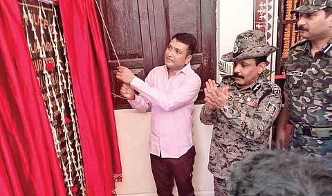 Minister Capt Dibya Shankar Mishra inaugurating the new district police office at Bhawanipatna on Sunday. Also seen is DGP BK Sharma | Uma Sankar Kar
