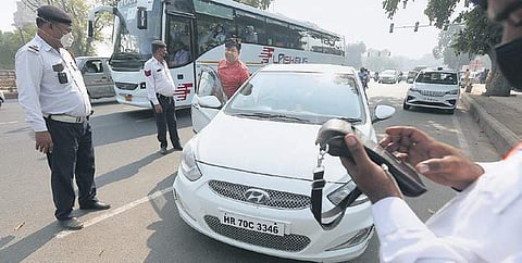 Traffic police stop a vehicle violating the odd-even rule at India Gate | Arun Kumar