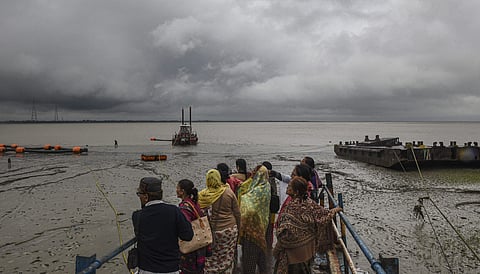 Villagers look into the sea in the wake of the very severe cyclonic storm 'Bulbul' which is likely to make landfall between West Bengal-Bangladesh coasts by late November 9 evening or night (Photo| PTI)
