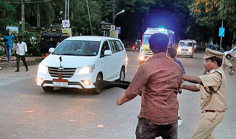 Youth Congress workers wave black flags at Governor Arif Mohammed Khan’s vehicle in Kochi on Monday | A Sanesh