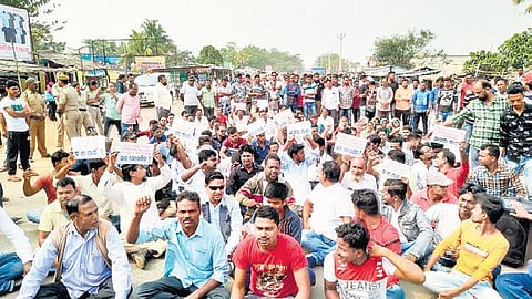 Locals staging road blockade on Cuttack-Paradip State Highway at Tarapur (Photo | EPS)