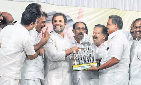 BPCL workers’ union leader Thomas Kannadi presenting a memento to Rahul Gandhi as part of the agitation against the Centre’s move to privatise the PSU | A Sanesh