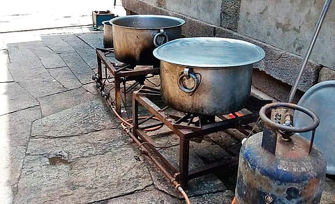Cooking of free meal in thidapally at Thiruvallam Parasurama Swami temple | Express