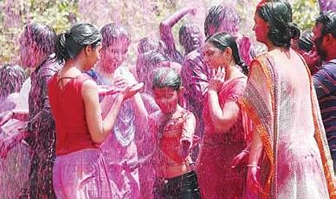 This Holi, here is how you can prevent skin allergies