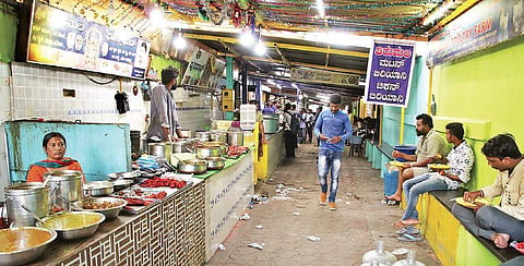 Conservancy lane turned into a food court has become a favourite haunt for foodies in Shivamogga. (Photo | Shimoga Nandan, EPS)