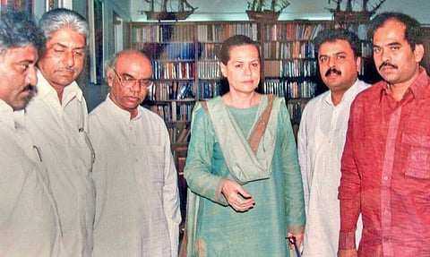 Minister C S Shivalli, Sonia Gandhi and other Congress leaders;