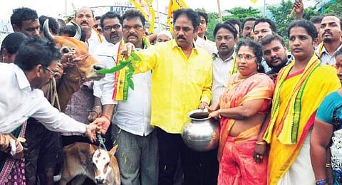 TDP city president and MLA Vasupalli Ganesh Kumar take part in the ‘suddhi rituals’ at the YSRC Maha Dharna venue at Gandhi statue near GVMC in Visakhapatnam on Thursday (Photo | Express Photo)