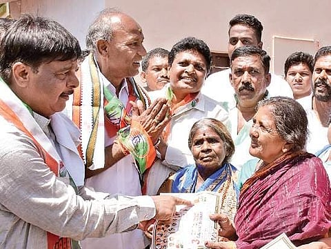 Congress candidate for Mysuru-Kodagu C H Vijayashanakar speaks to voters during a roadashow in Mysuru on Monday