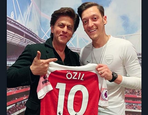 Shah Rukh Khan with Mesut Ozil. (Photo | Twitter/@iamsrk)