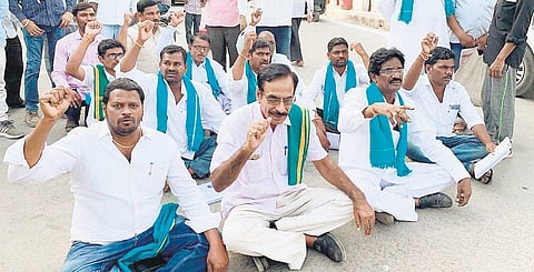 Telangana State Turmeric Farmers Association delegation stage protest In Varanasi on Monday | Express