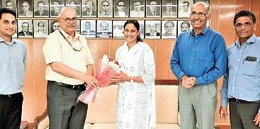 South Central Railway General Manager Gajanam Mallya felicitating GS Lakshmi in Secunderabad on Wednesday | Express