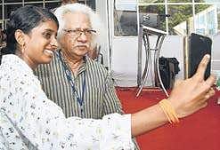 A delegate takes a selfie with Adoor Gopalakrishnan at the valedictory of the second edition of ICFFK (Photo: BP Deepu/EPS)