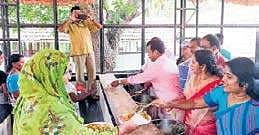 The project 'Vishappurahitha Nagaram' provides subsidised meals once a day to patients at hospitals