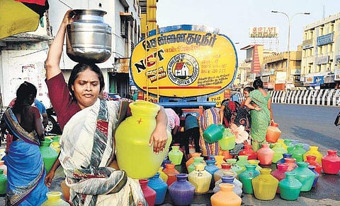 Residents of Aminjikarai fill water from a Metro Water tanker | D SAMPATHKUMAR