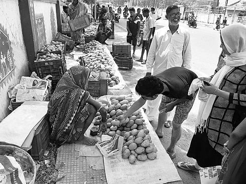 Women selling mangoes in Dhenkanal town | Express