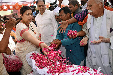 BJP MP Smriti Irani pays her last respects to former village head pradhan Surendra Singh. (File |PTI)
