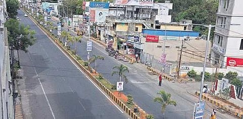 Eluru road in Vijayawada wears a deserted look on Thursday as temperatures go north. (Photo | Prasant Madugula/EPS)