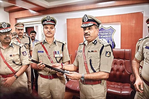 Alok Kumar (centre) takes charge as City Police Commissioner from outgoing Police Commissioner T Suneel Kumar (right) on Monday | Shriram B N