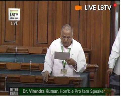 Samajwadi Party's Mulayam Singh Yadav takes oath as a member of the Parliament. (Screengrab)