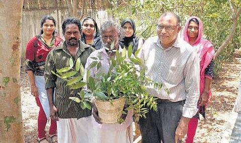 Ayyappan and his family with the faculty members of Al Ameen College A Sanesh