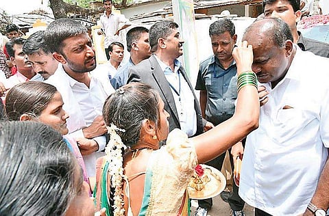 Chandarki villagers welcome CM Kumaraswamy with an arti ceremony.