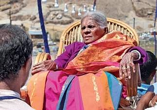 Salumarada Thimmakka being taken on a palanquin to Vindhyagiri Hills