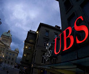 The logo of Swiss bank UBS is pictured in front of the Swiss Federal Palace in Bern in July 9, 2009 (File photo / Reuters)