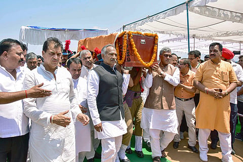 Uttarakhand Chief Minister Trivendra Singh Rawat and others on 8 June 2019 during the final ceremony of state finance minister Prakash Pant who died after a prolonged illness. (Photo | PTI)