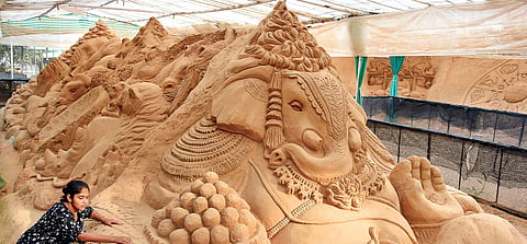 Grain by grain, amazing sand creations