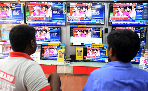 People watching live budget session at a TV Showroom in Chennai. (Photo | Debadatta Mallick, EPS)
