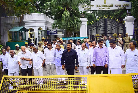 Dissident MLAs from JD S and Congress leave Raj Bhavan after meeting with Karnataka Governor Vajuibhai Vala. (Photo | EPS)