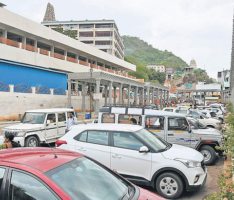 Jam-packed Arjuna Street at the foot of Indrakeeladri. (Photo | Ravindra Babu)