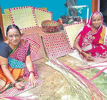 Artisans engaged in making mats from palm leaves in Kendrapara. | ( Photo | EPS )