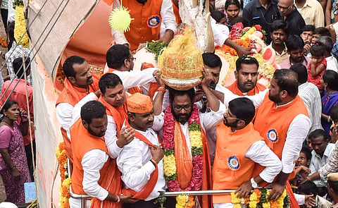 Kolan Ram Reddy with the auctioned laddu (Photo | Vinay Madapu, EPS)