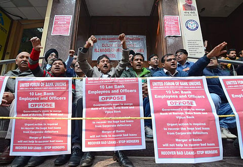 Members of United Forum of Bank Unions stage a protest outside Allahabad bank in New Delhi. (File Photo | EPS/Naveen Kumar)