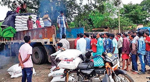 Chaotic scenes were witnessed outside the Regional Cooperative Marketing Society (RCMS) at Sundargarh town as paddy farmers were seen waiting in long queues to get urea and DAP fertiliser
