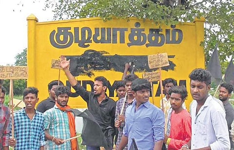 DMK cadre defaced Hindi letters on railway signboards in Gudiyatham | Express