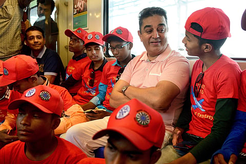 Makkal Needhi Maiam founder Kamal Haasan interacts with the students who travelled in Metro train with him as part of `Flight of Fantacy' programme in Chennai. (Photo | Express)
