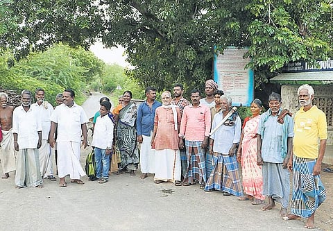 Residents of Thirupayathangudi village in Nagapattinam | Express