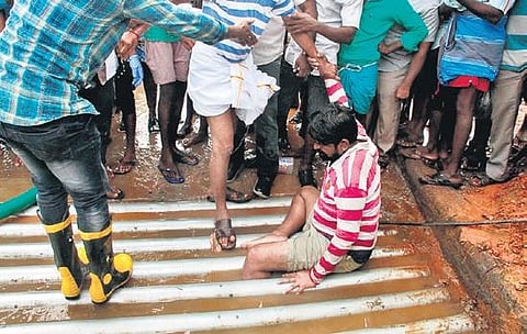 A man trapped in the newly installed cattle grid at the 18th gate of koyambedu market| EXPRESS