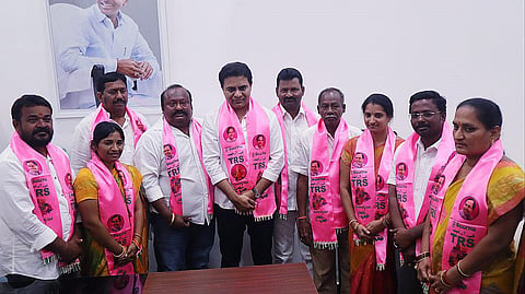 Independent coporators, who were elected in Karimnagar, joined into TRS in the presence of KT Rama Rao in Hyderabad on Tuesday.