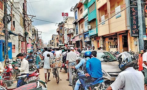 A crowded Bada Bazaar area in Berhampur of Ganjam district. (Photo | EPS)