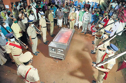 The body of Mahakavi Akkitham Achuthan Namboothiri being accorded state honours ahead of the funeral at Kumaranelloor, Palakkad, on Thursday evening