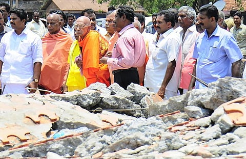Gurus of Sivagiri Sree Narayana Dharmasangham Trust visiting the site of the fireworks tragedy at Puttingal devi temple in Paravur. (File Photo | EPS)