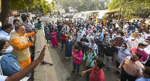 North Delhi Mayor Jai Prakash interacst with the nurses of Hindu Rao Hospital protesting over non-payment of their outstanding salaries. (Photo | PTI)